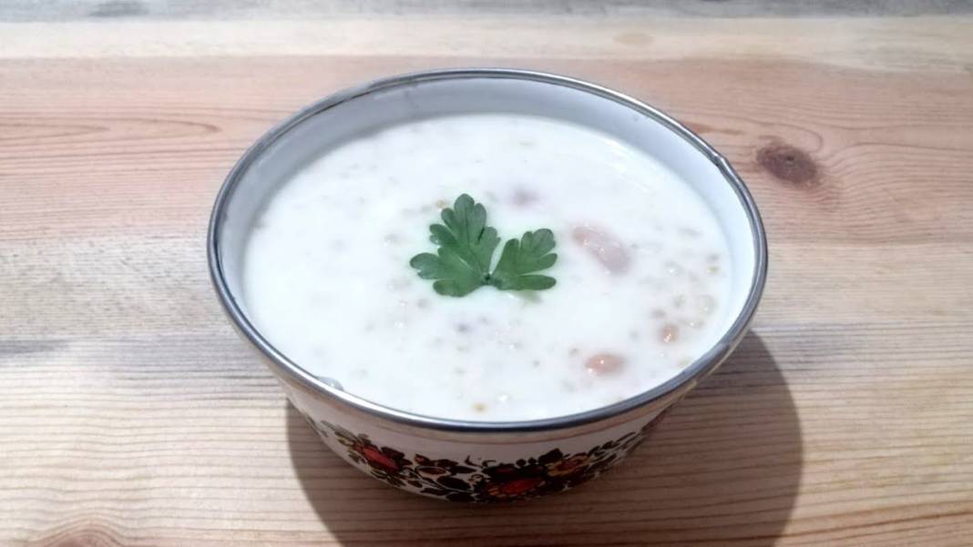 Yaz sıcaklarında 'ne pişirsem' diye düşünmeyin! İşte içinizi ferahlatacak buz gibi ayran aşı (soğuk yoğurt çorbası) tarifi 3